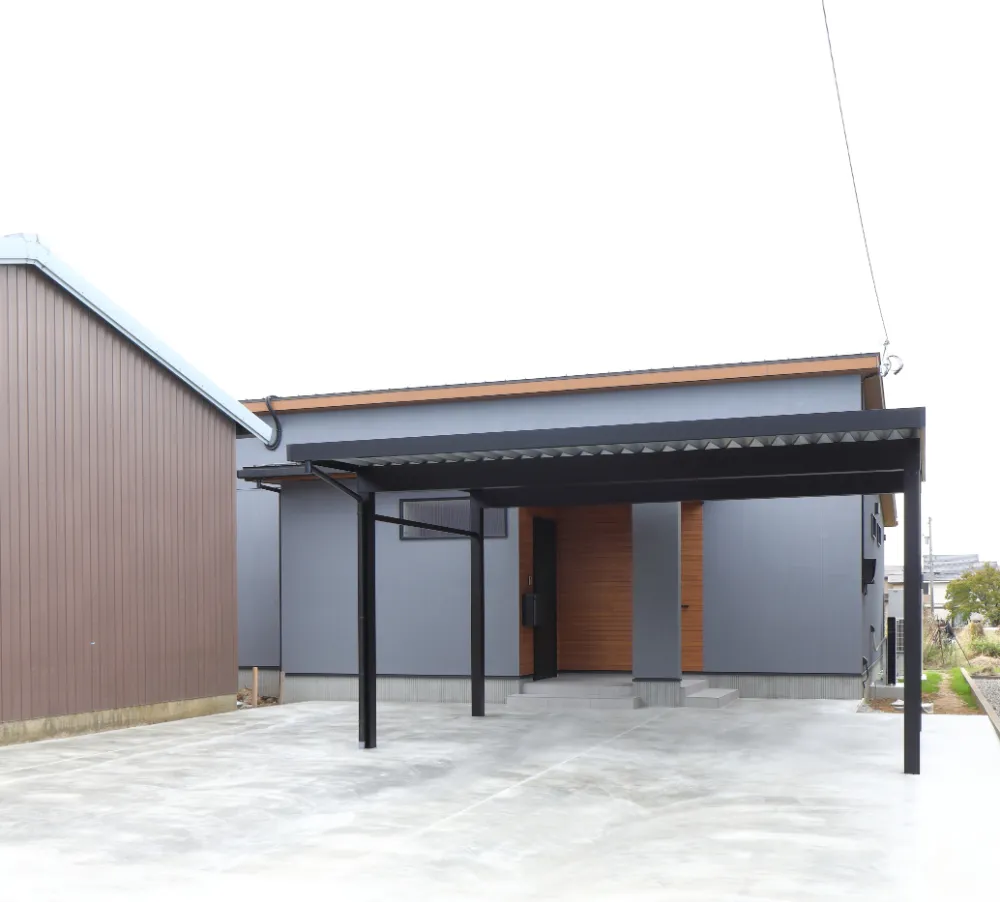 【平屋の極み】木目天井と間接照明が織りなす、24帖のホテルライク空間