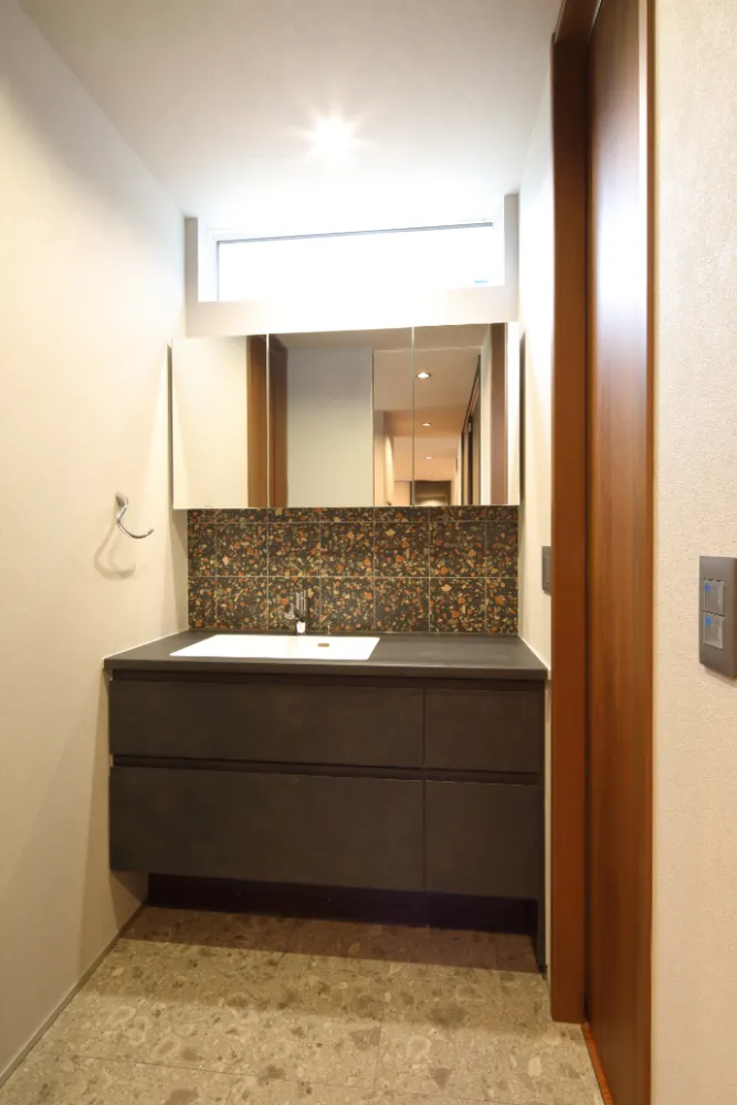 【平屋の極み】木目天井と間接照明が織りなす、24帖のホテルライク空間