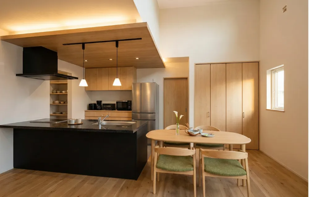 家族の会話が自然と生まれるフラット対面キッチン