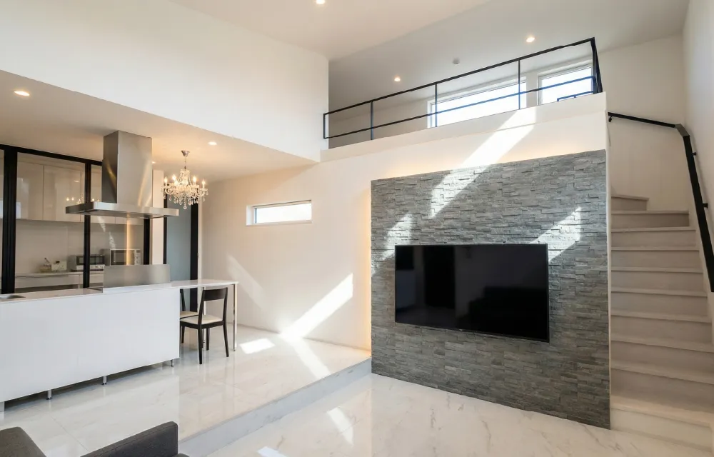 大理石の床とシャンデリアが映える ホテルライクなラグジュアリー空間