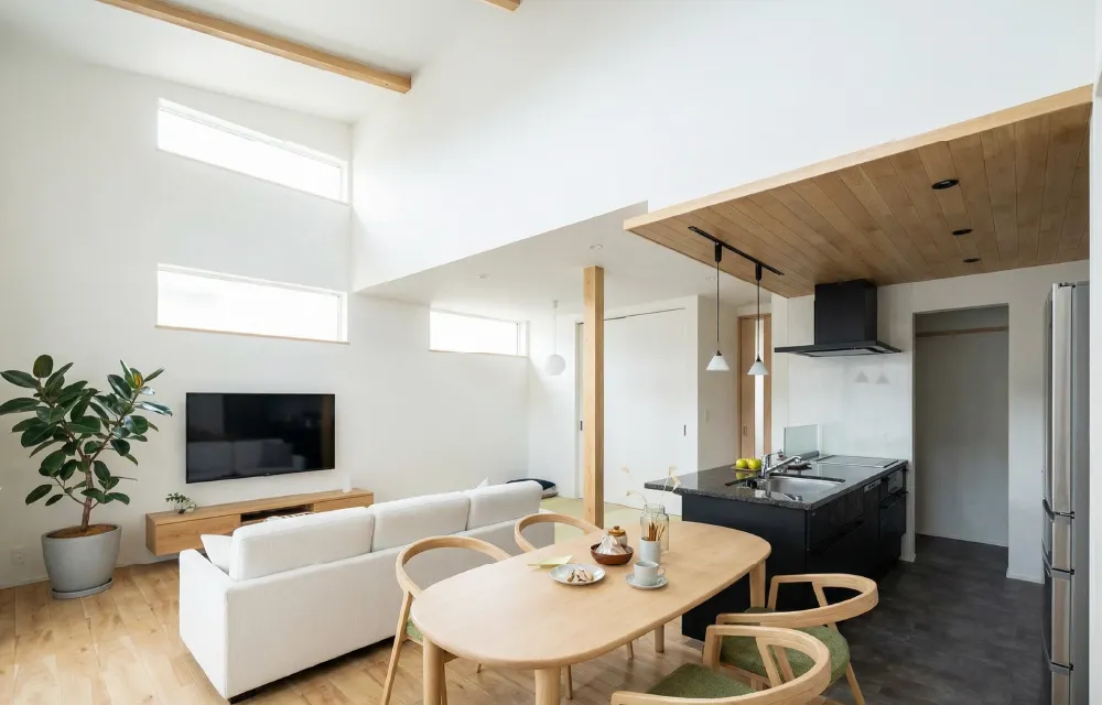 梁×勾配天井×木のぬくもり  開放感あふれるリビング空間