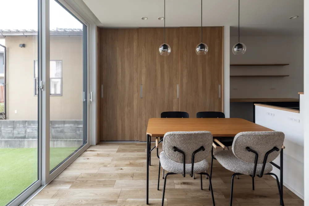 ダイニングと中庭