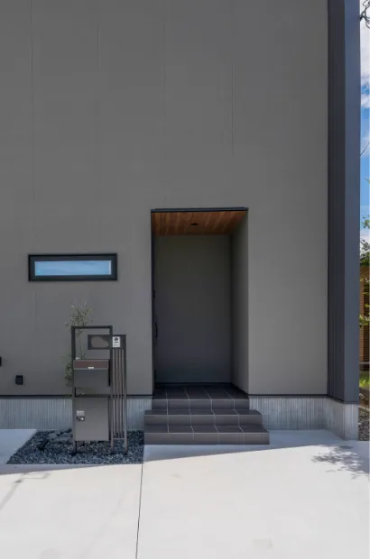 テイストを合わせた門柱