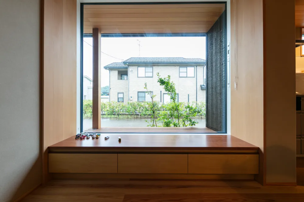 津幡町「窓ベンチで外と内がつながる平屋の住まい」