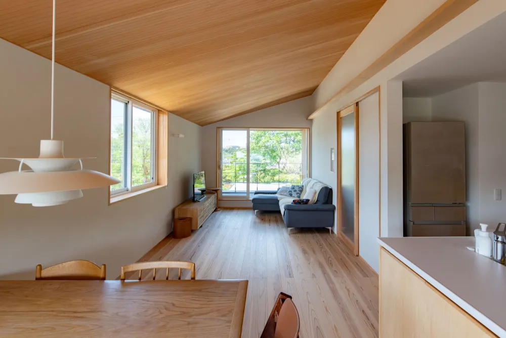 金沢市「緑を取り込む2階リビングの住まい」