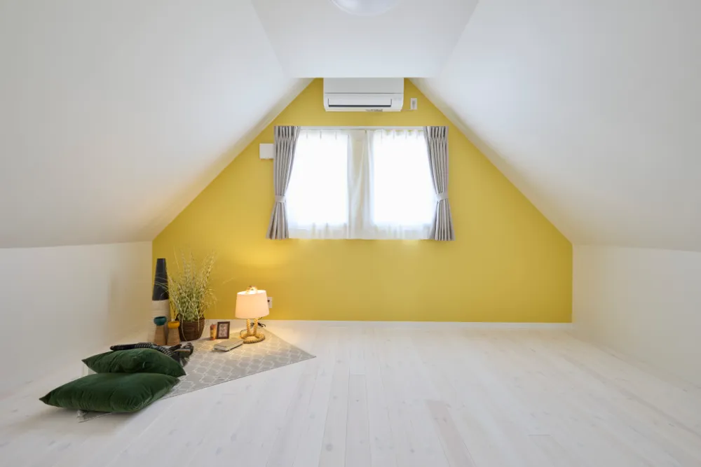 屋根の形がそのまま表れた絵本の世界みたいな空間。北欧のカラーリングが気持ちを明るくする♩