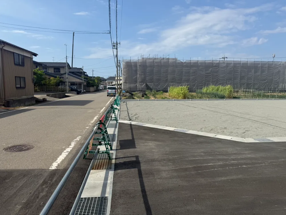 西側前面道路