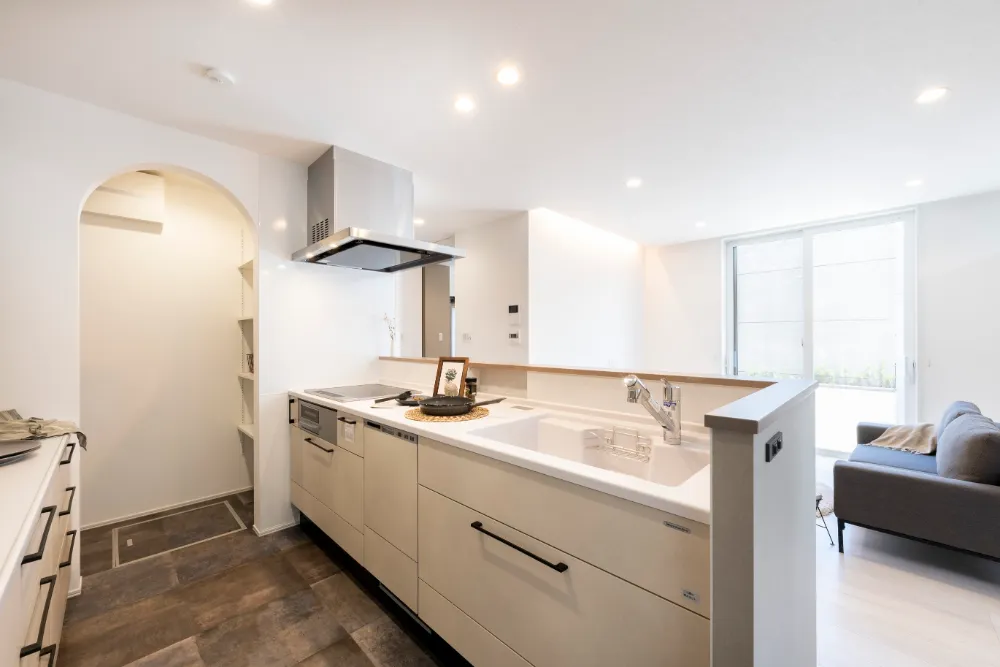 R型の壁優しい雰囲気に。収納充実で家は常にスッキリ！※写真は当社施工事例