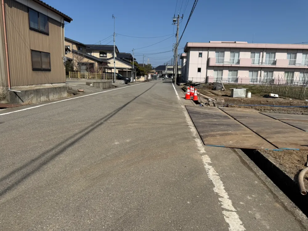 西側前面道路