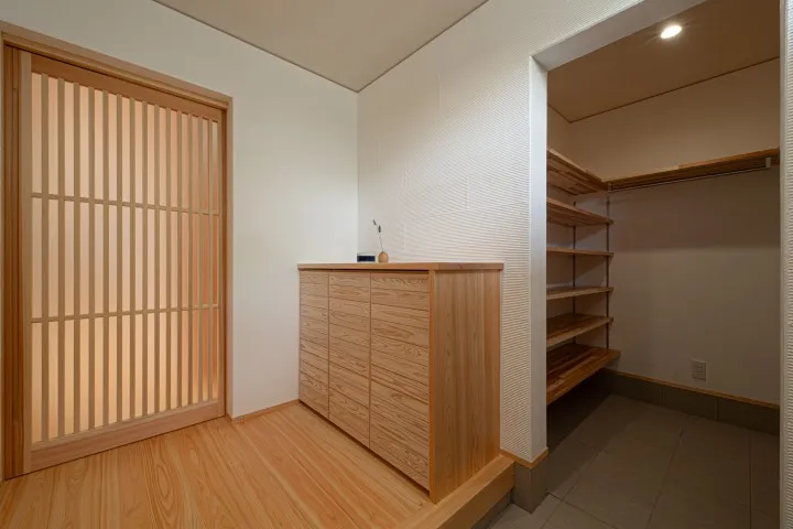 格子の建具が映えるすっきりとした玄関