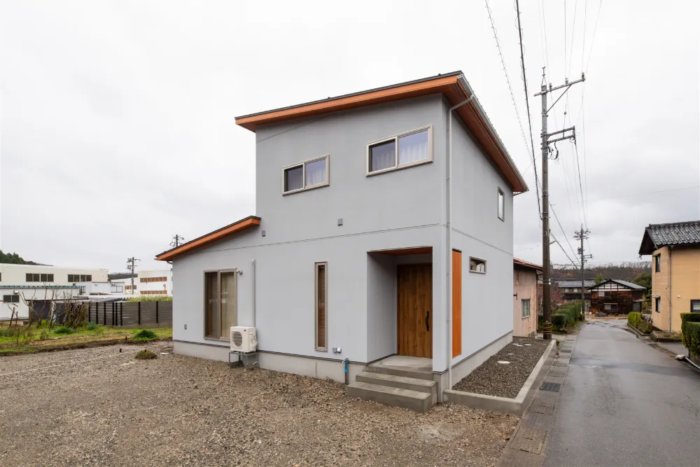 ライトグレー×木目のカラーが軽やかな外観