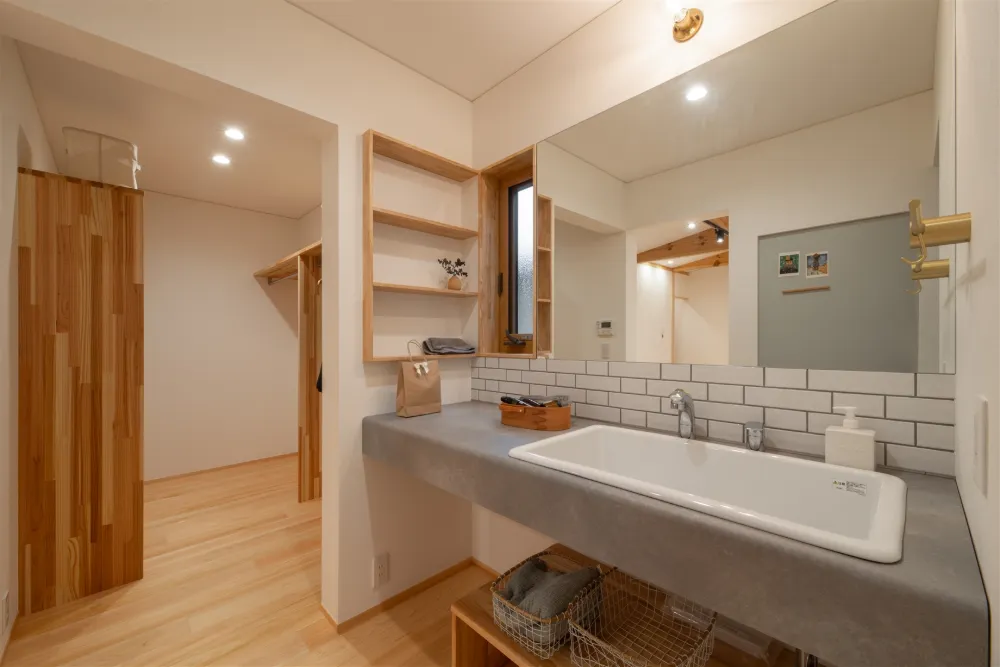 タイルがアクセントになった造作洗面