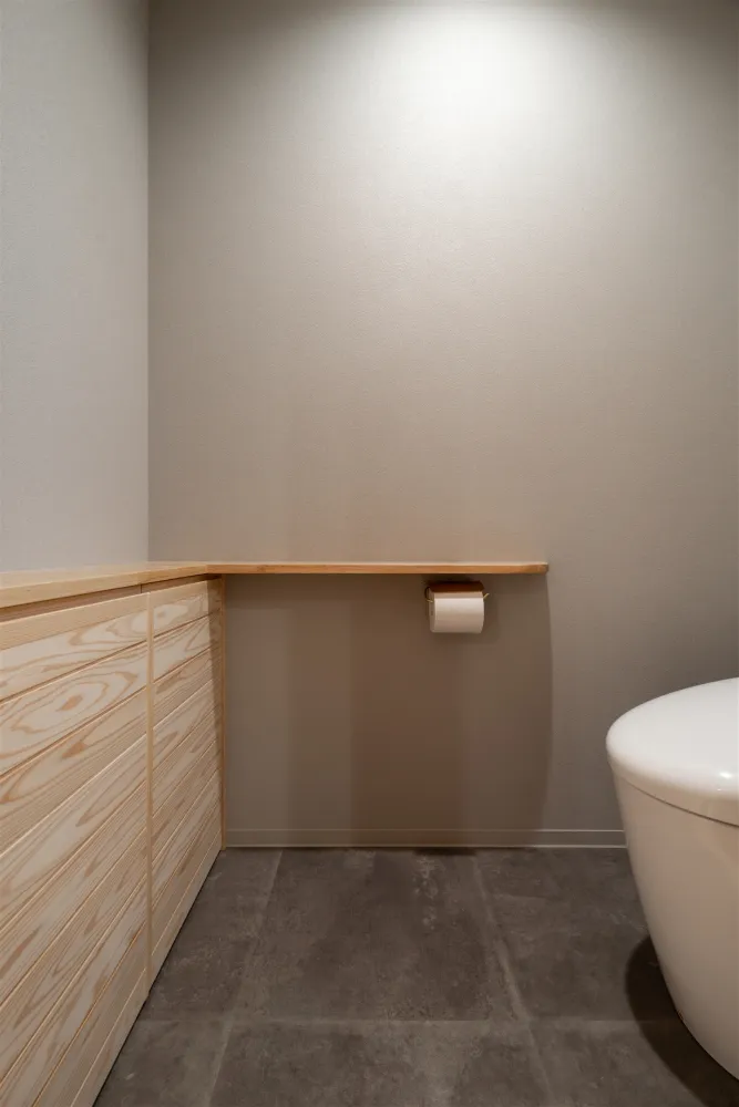 グレー×木目がシンプルなトイレ