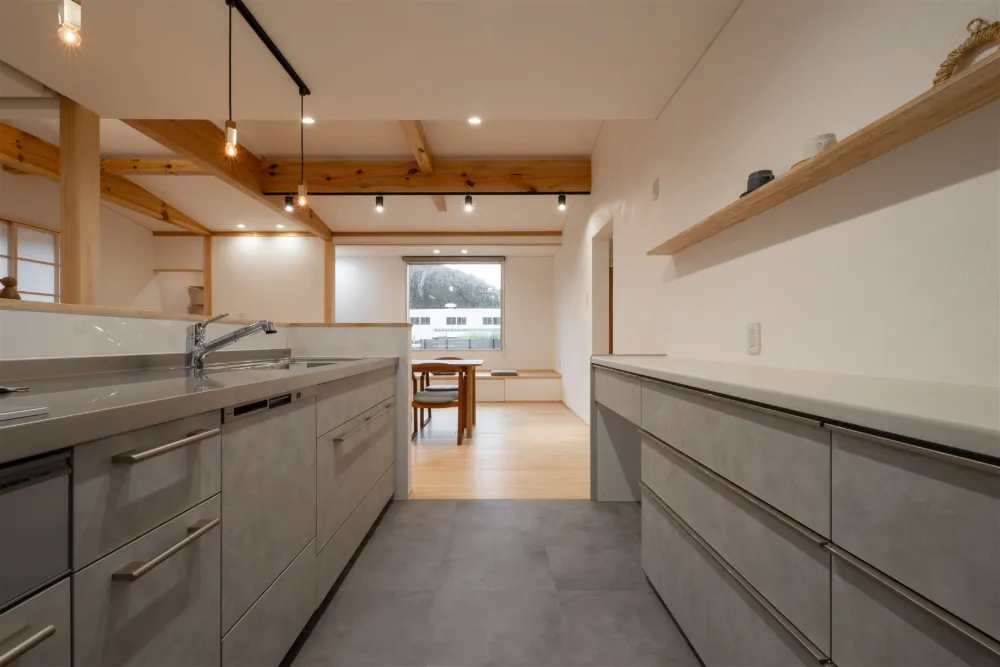 グレー×木目がシンプルなキッチン