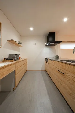 シンプルで使いやすい無垢扉のキッチン
