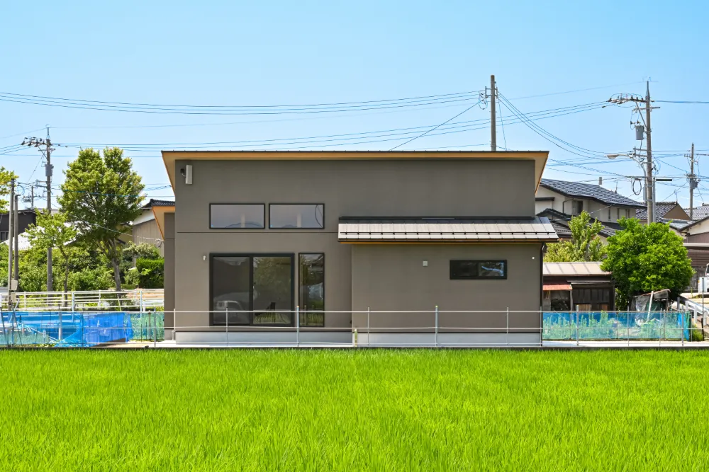 グレージュカラーが落ち着いた外観