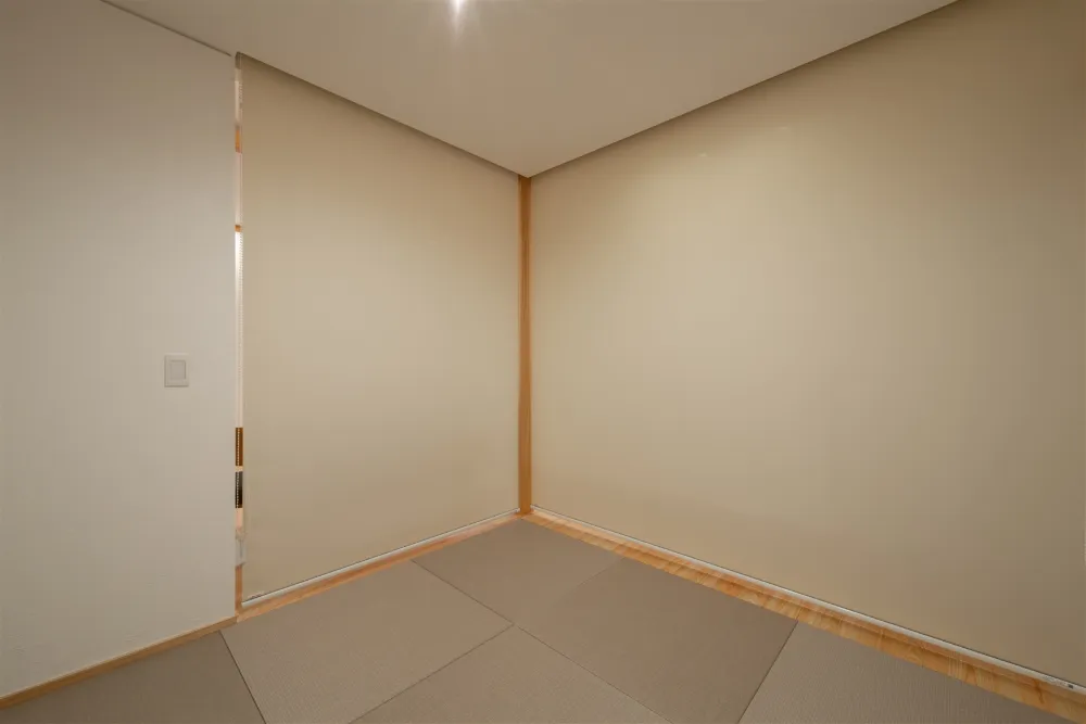 ロールスクリーンで個室として使える和室