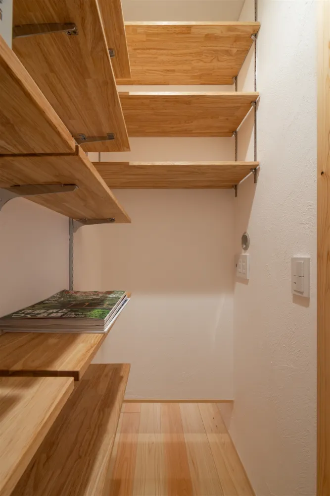 壁掛けテレビの裏側に設けた収納