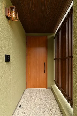 格子がアクセントの玄関