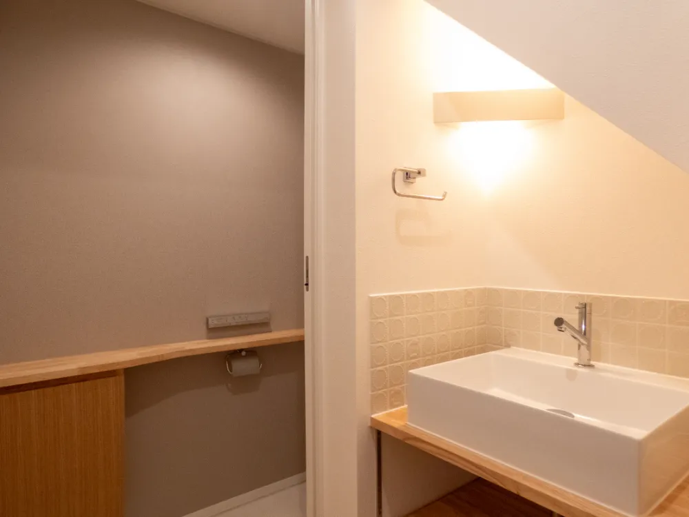 勾配天井のＬＤＫと、本好きのための本棚があるお家