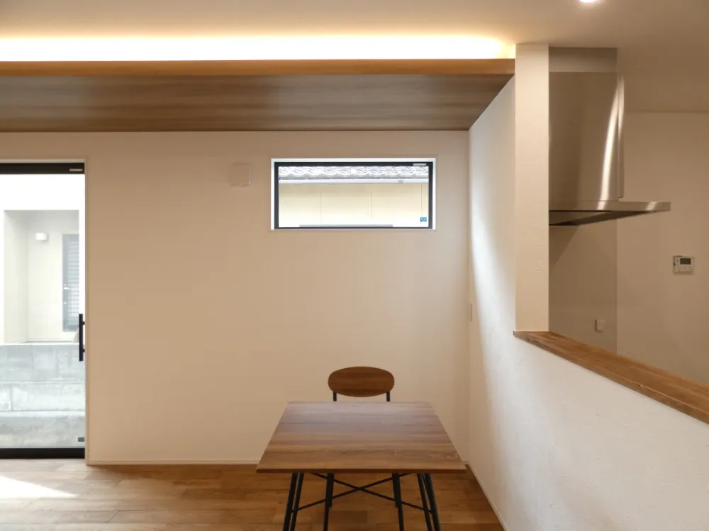 間接照明の優しい光につつまれる、木目が映えるお家