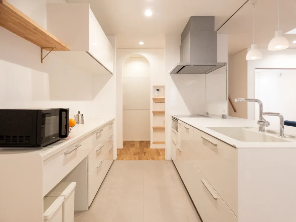 勾配天井のＬＤＫと、本好きのための本棚があるお家