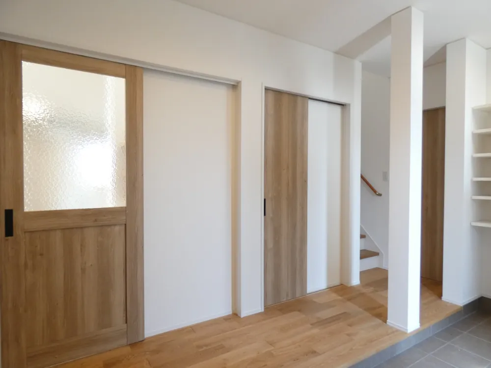 化粧梁と丸柱が彩る、心地よさが広がるお家