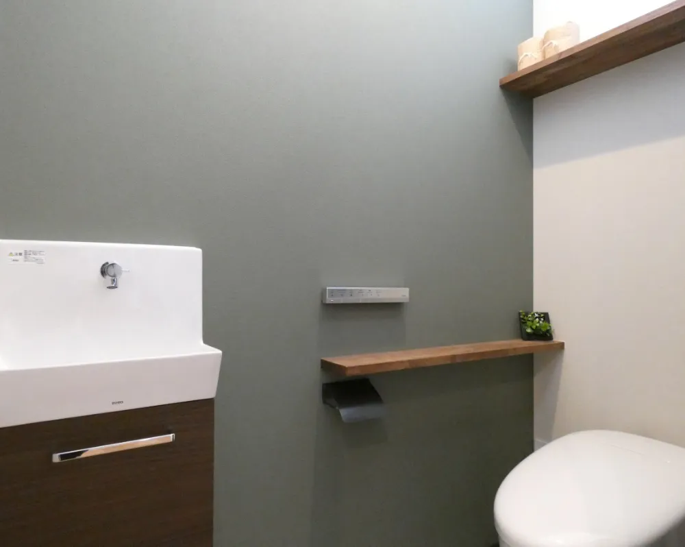 高天井の開放感と木目の心地よさ。防音室のある暮らしを楽しむお家