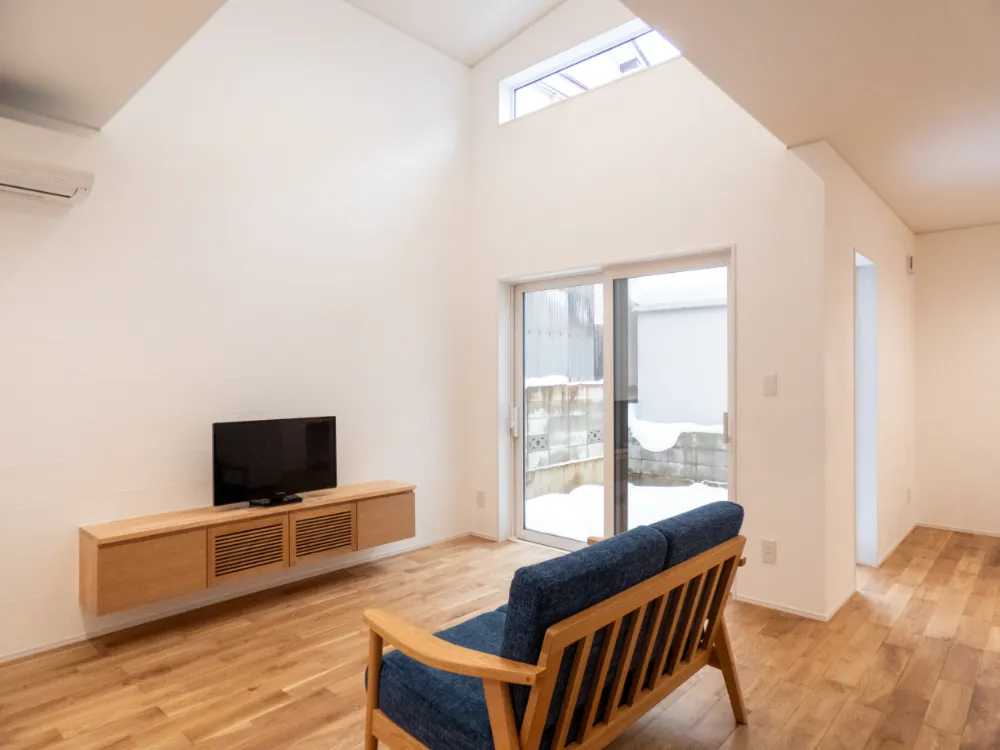 勾配天井のＬＤＫと、本好きのための本棚があるお家