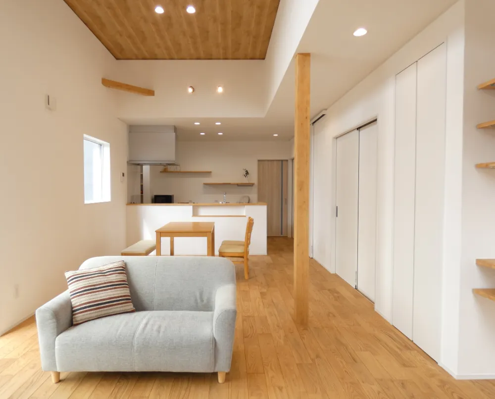 高天井の開放感と木目の心地よさ。防音室のある暮らしを楽しむお家