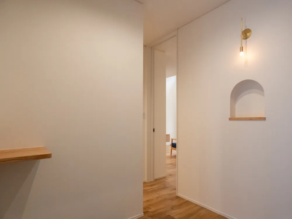 勾配天井のＬＤＫと、本好きのための本棚があるお家