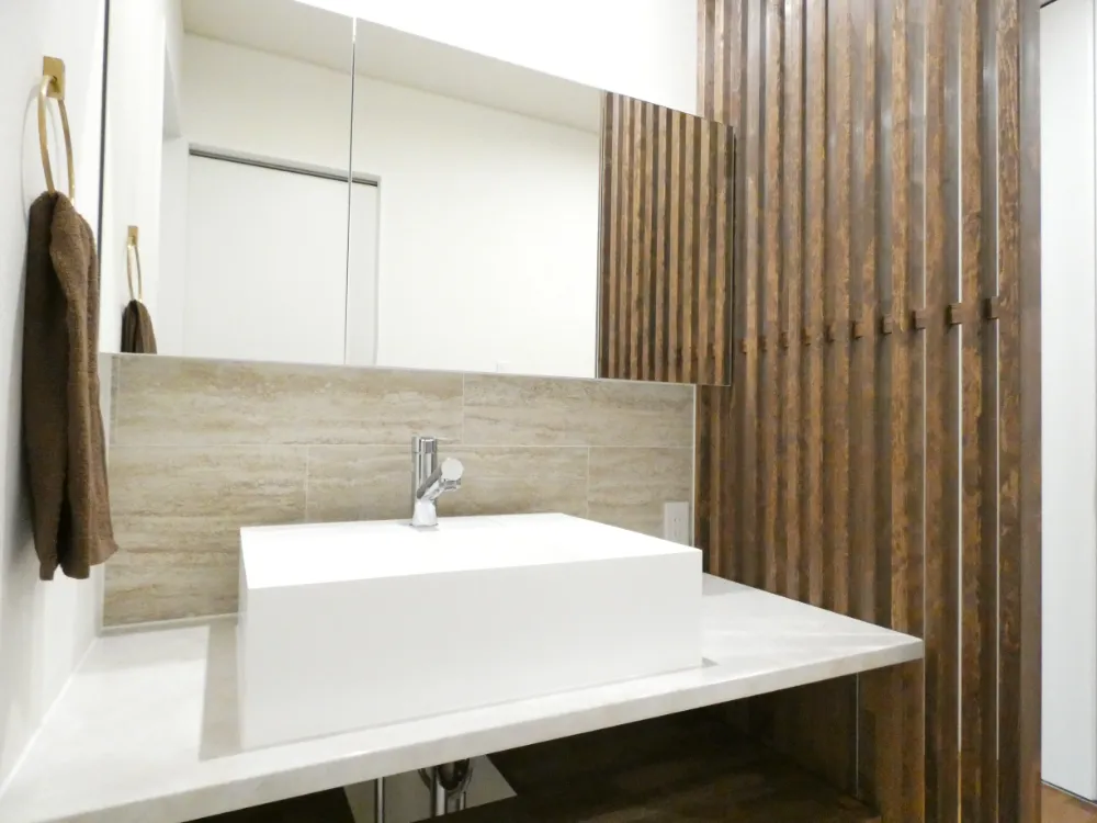 間接照明の優しい光につつまれる、木目が映えるお家