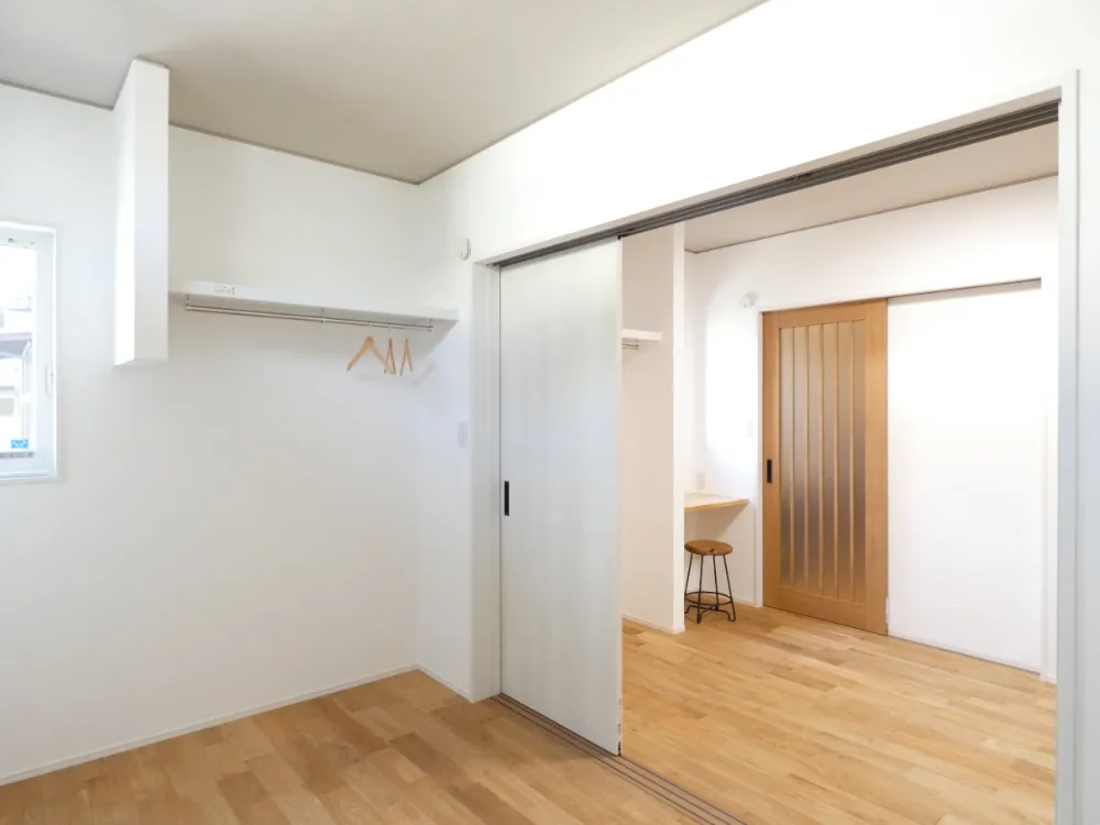 こだわりの造作家具や銘木を取り入れた、ぬくもりを感じられるお家