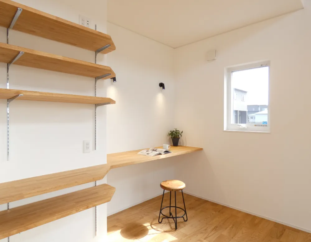高天井の開放感と木目の心地よさ。防音室のある暮らしを楽しむお家