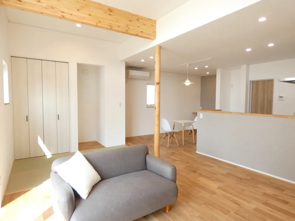 化粧梁と丸柱が彩る、心地よさが広がるお家