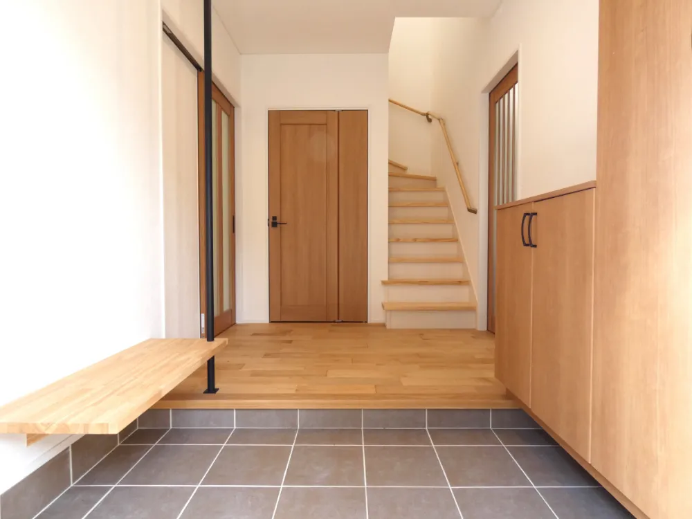 こだわりの造作家具や銘木を取り入れた、ぬくもりを感じられるお家