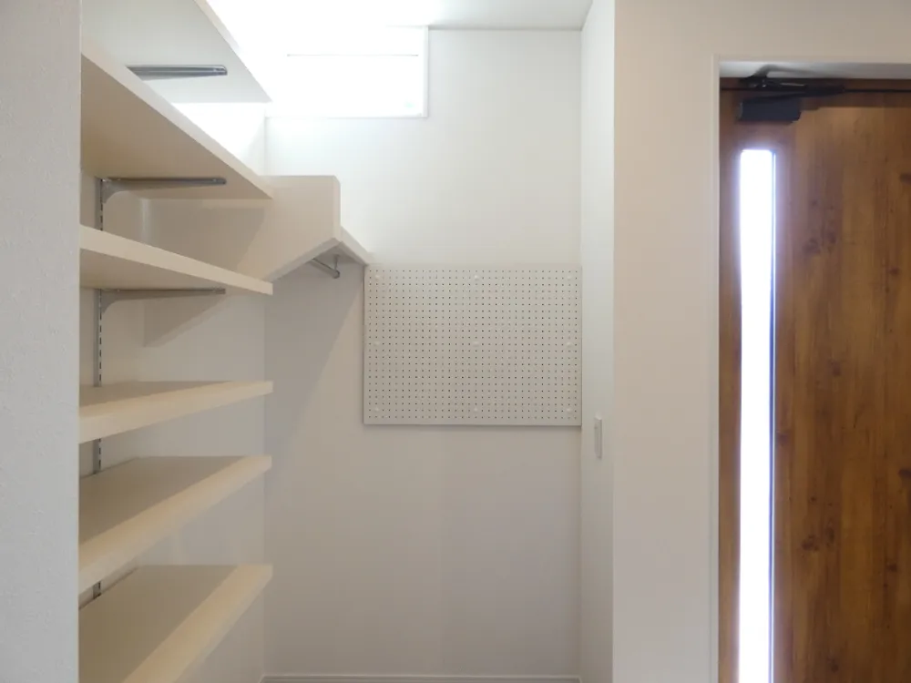 化粧梁と丸柱が彩る、心地よさが広がるお家