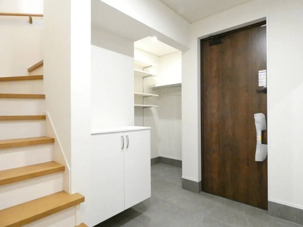 間接照明の優しい光につつまれる、木目が映えるお家