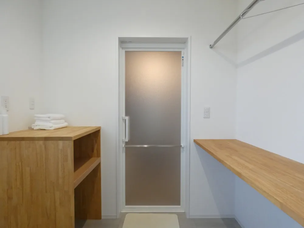 高天井の開放感と木目の心地よさ。防音室のある暮らしを楽しむお家