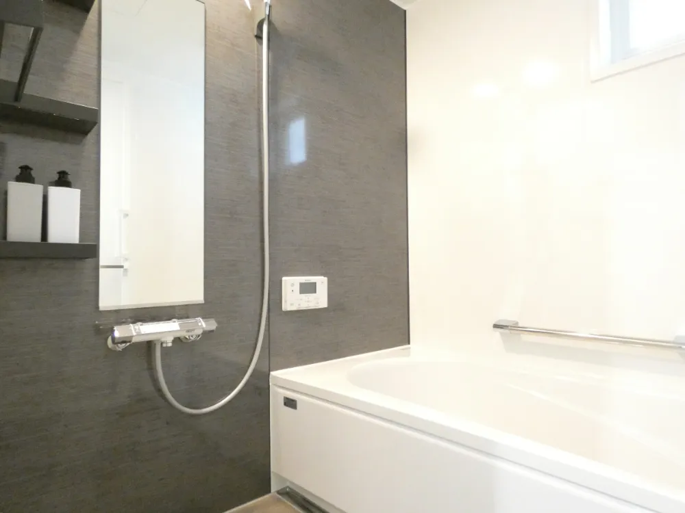 間接照明の優しい光につつまれる、木目が映えるお家