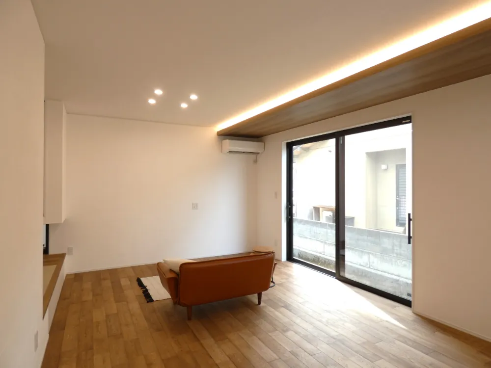 間接照明の優しい光につつまれる、木目が映えるお家