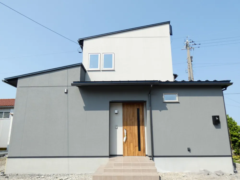 化粧梁と丸柱が彩る、心地よさが広がるお家