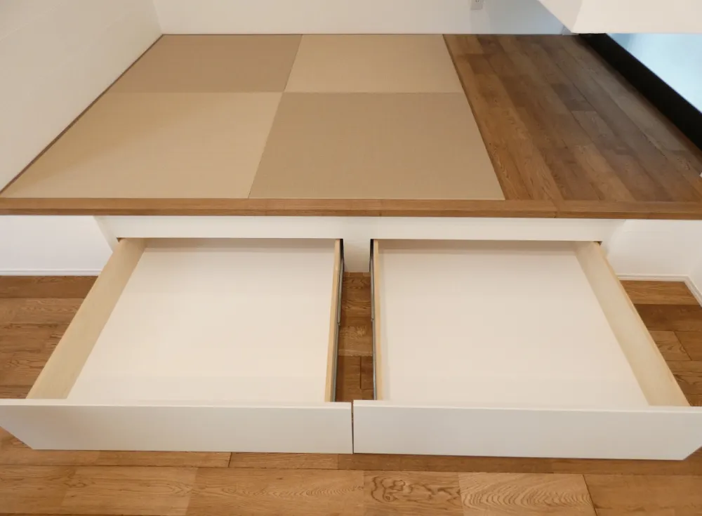 間接照明の優しい光につつまれる、木目が映えるお家