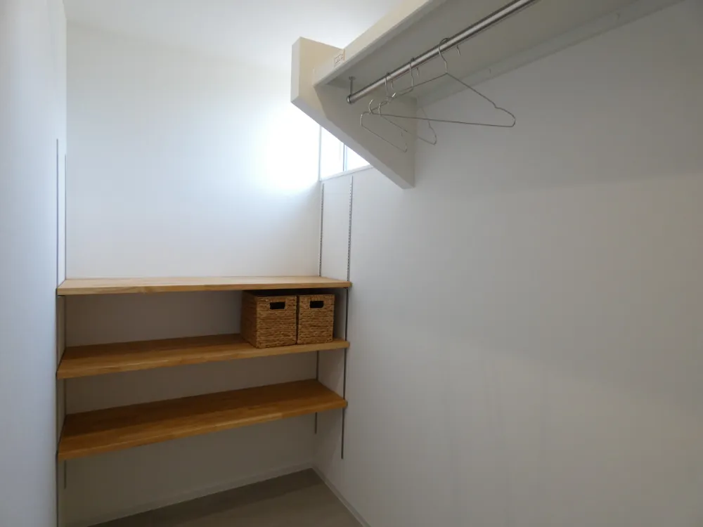 高天井の開放感と木目の心地よさ。防音室のある暮らしを楽しむお家