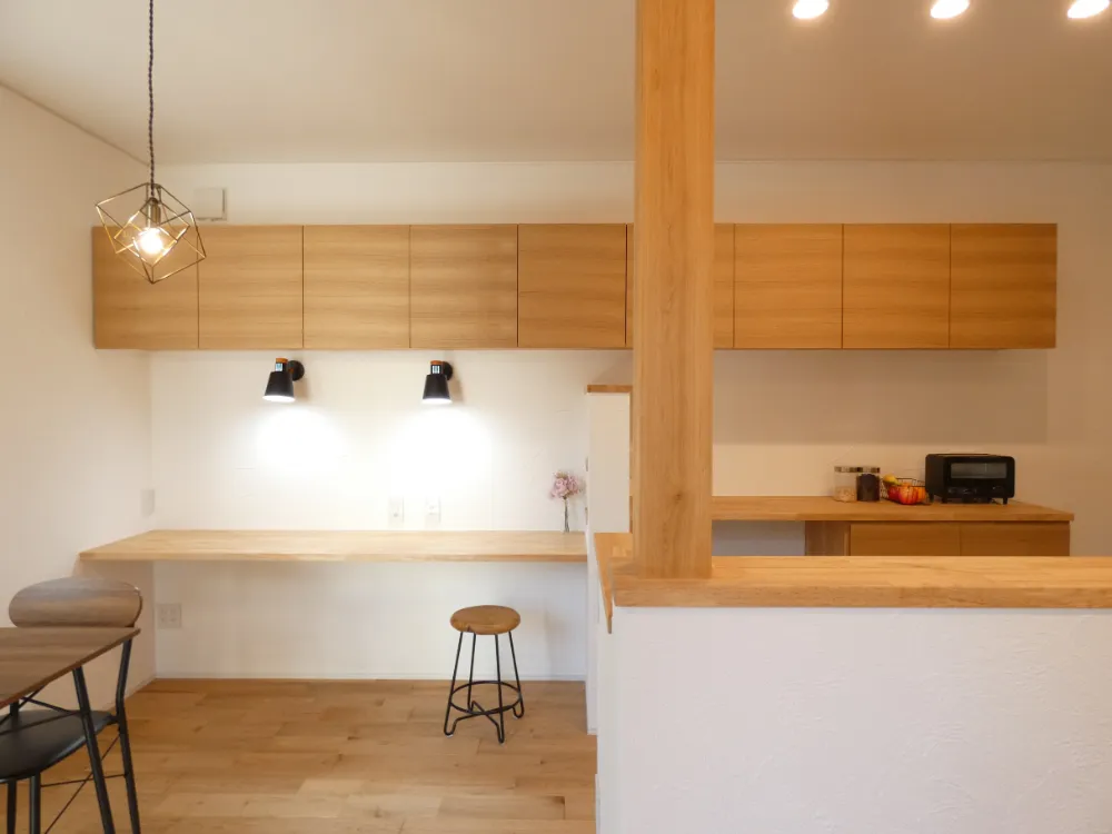 こだわりの造作家具や銘木を取り入れた、ぬくもりを感じられるお家