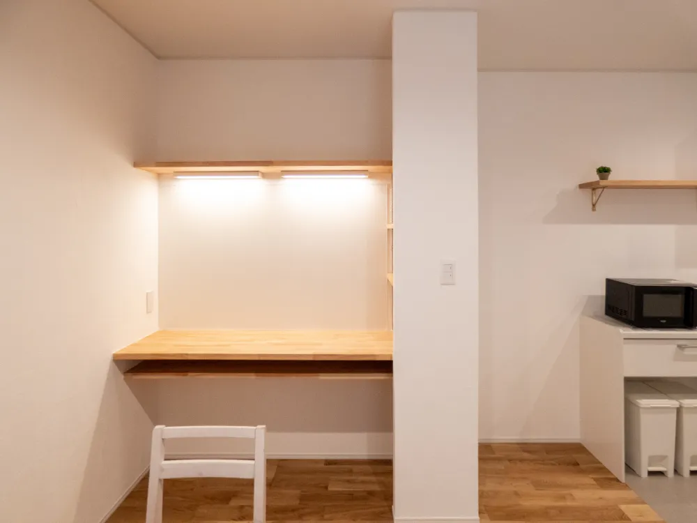 勾配天井のＬＤＫと、本好きのための本棚があるお家