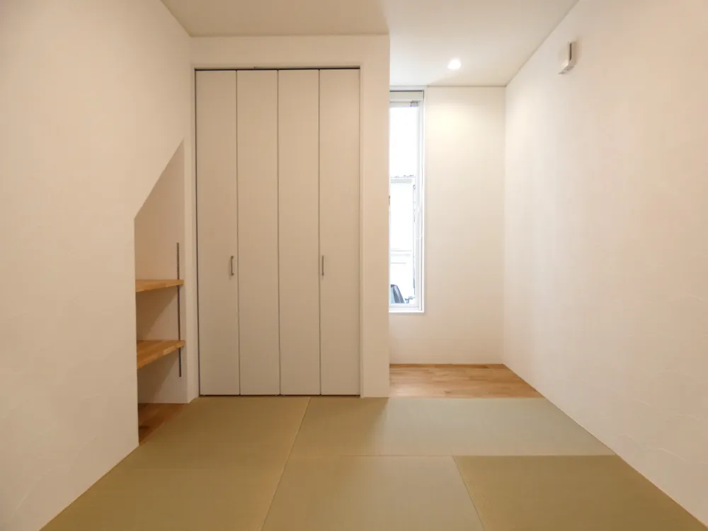 勾配天井のＬＤＫと、本好きのための本棚があるお家