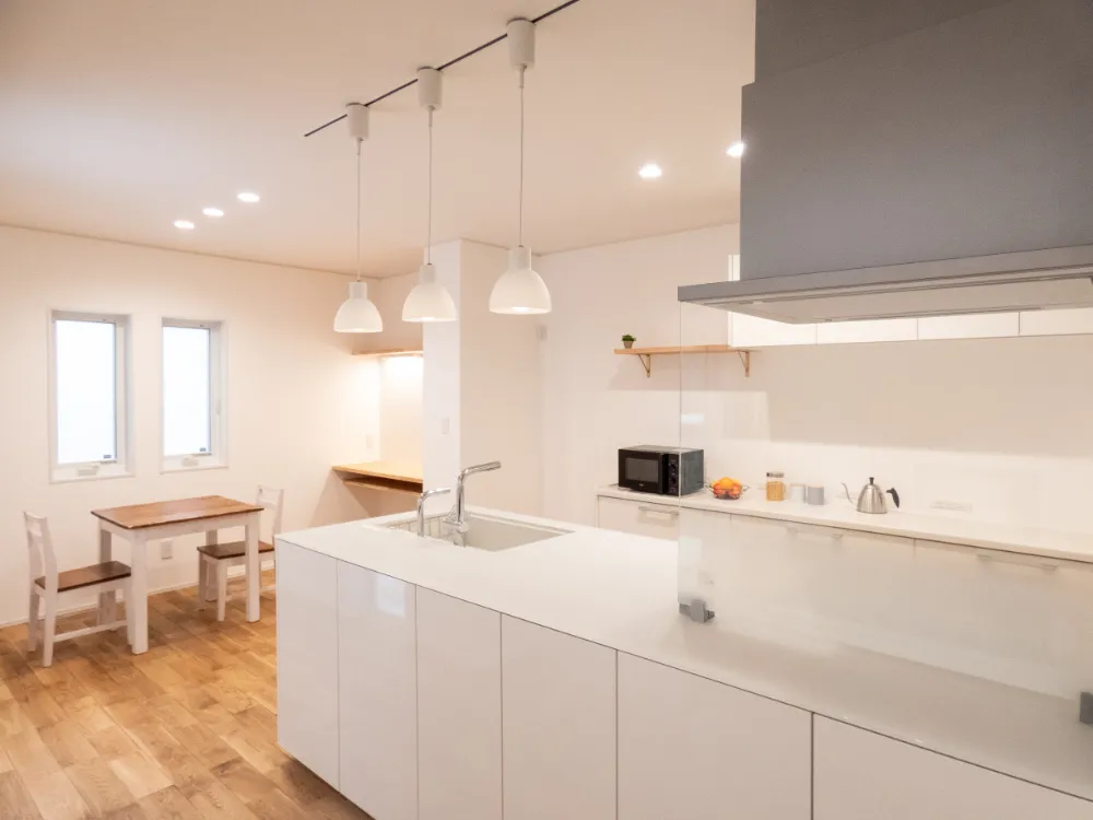 勾配天井のＬＤＫと、本好きのための本棚があるお家