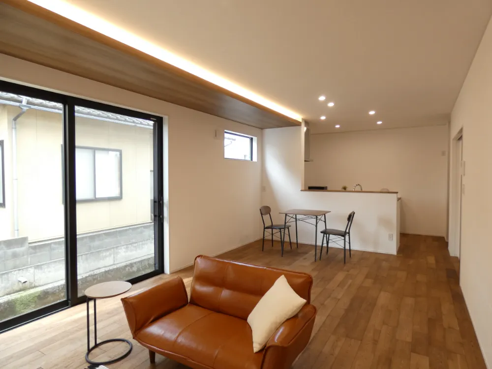 間接照明の優しい光につつまれる、木目が映えるお家