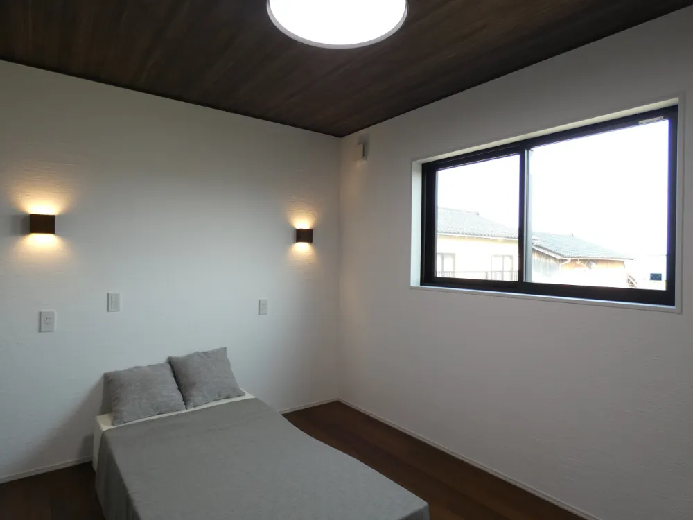 高天井の開放感と木目の心地よさ。防音室のある暮らしを楽しむお家